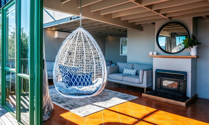Surfdale Casa | Spinnaker Watch - A relaxed coastal retreat with breathtaking views to Auckland City. Spinnaker Watch offers spacious living, linen furnishings, sunny decks, and a short walk to the beach the perfect Waiheke escape for couples or small groups.
