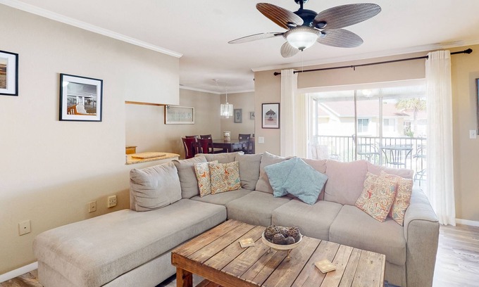 Bayview Condominio | Splendid condo with private beach access, heated pool, hot tub & volleyball