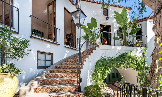 Hollywood Dell Casa | Come See Why We're 5-Stars! 3 mi Universal Studios. Dogs Ok