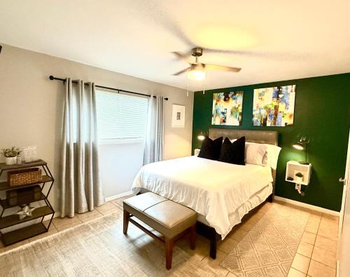 Neartown Apartamento | Spotless Full Sized Apartment! Montrose Stays An Art Lover's Dream