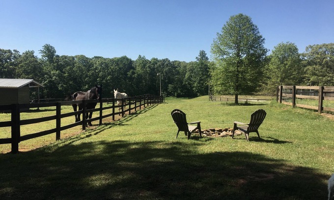 Reed Creek Cabina | Granja de cervatillo manchado / Vintage Don Draper Camper restaurado 1951 Richardson