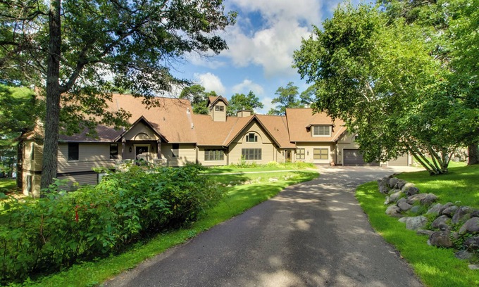 Lake Shore Casa | Sprawling Minnesota Home w/ On-Site Lake Access