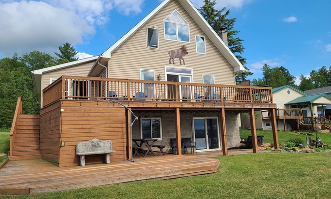 Lachine Casa | Spread out in our spacious double lot lakefront cabin!