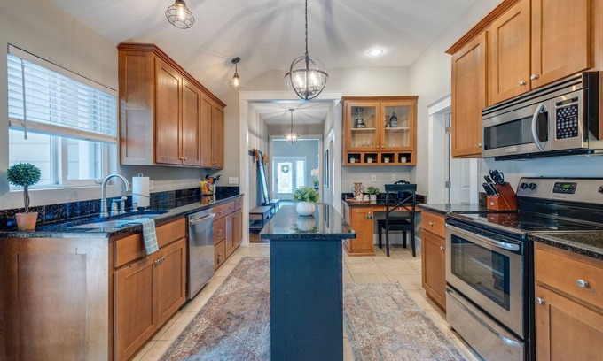 McFerrin Park Casa | 1 MI TOPGOLF 2 MI Broadway Bars! ~ 1. 5 MI- Nissan Stadium!~ FAB HOT TUB !!