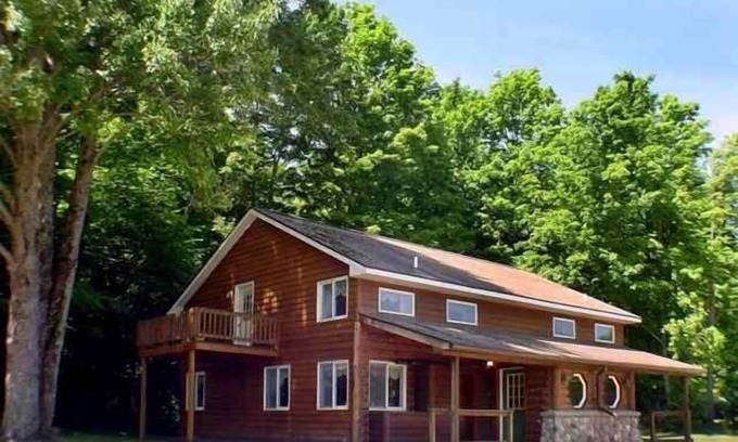 Thompsonville Cabina | UN PARAÍSO DE VACACIONES EN EL NORTE DE MICHIGAN. Duerme 20 personas (10 durante la temporada de esquí)!