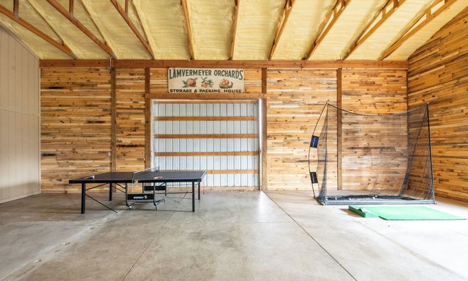 Sandusky Otro | Squiggy's Farm- 2 King Beds- Comfortable Modern Stay with Entertainment Barn