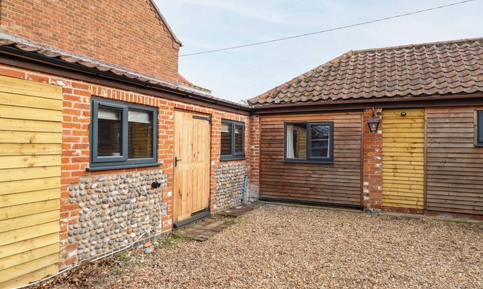 Swafield Cabaña | SQUIRREL LODGE, pet friendly, with a garden in North Walsham