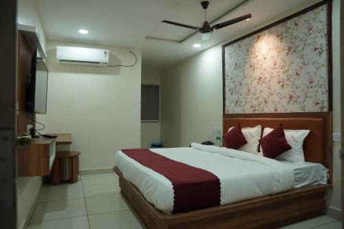 Hyderabad Hotel | Sri Saaradhi Grand