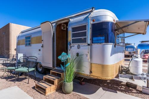 Tombstone Cama Y Desayuno | SS Mindy - A Unique Tombstone Stay