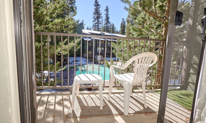 Mammoth Lakes Condominio | St. Anton Courtyard View Ski-in/out 1-bedroom Condo