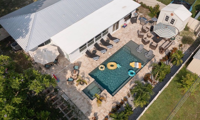 Disston Heights Casa | St Pete Pool Paradise: Heated Pool, Hot Tub, Coffee - Near Beaches