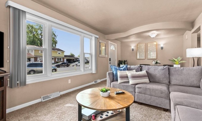 De Pere Casa | Stadium District walking distance, Tailgate Garage