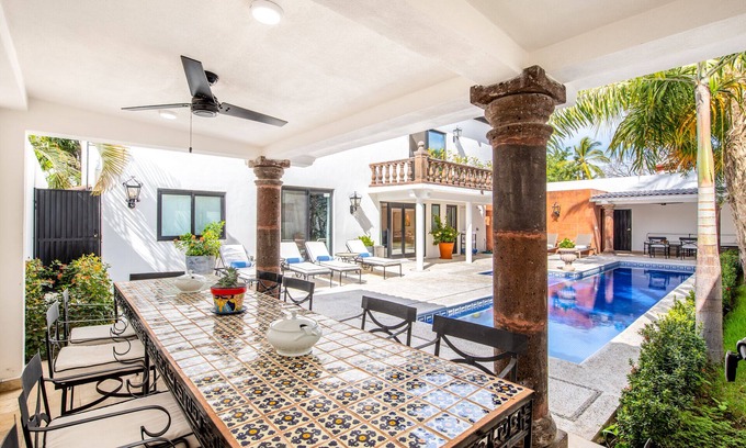 Puerto Vallarta Villa | Villa de 557cm Estilo Moderno Colonial con 2 Piscinas Cerca de la Playa y Centro