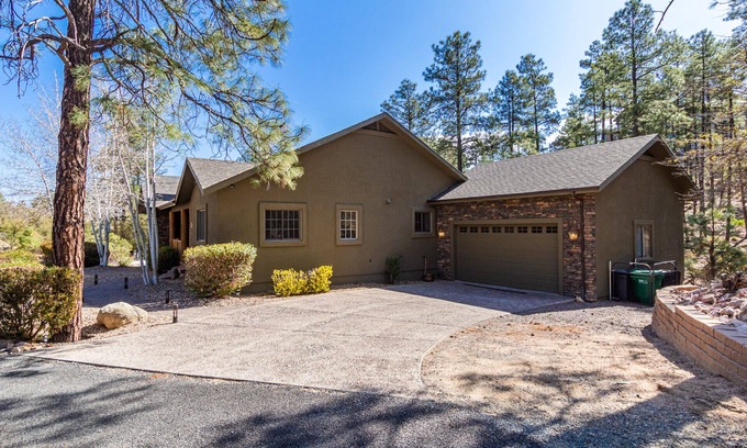 Mountain Club Casa | Stag's Leap Lodge located near Downtown Courthouse Square and Famous Whiskey Row