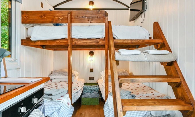 Blackham Cabaña | Stag Shepherds Hut - a holiday let that sleeps 4 guests in 1 bedroom