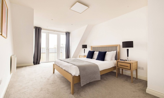 Staines Apartamento | Staines City Centre by Charles Hope