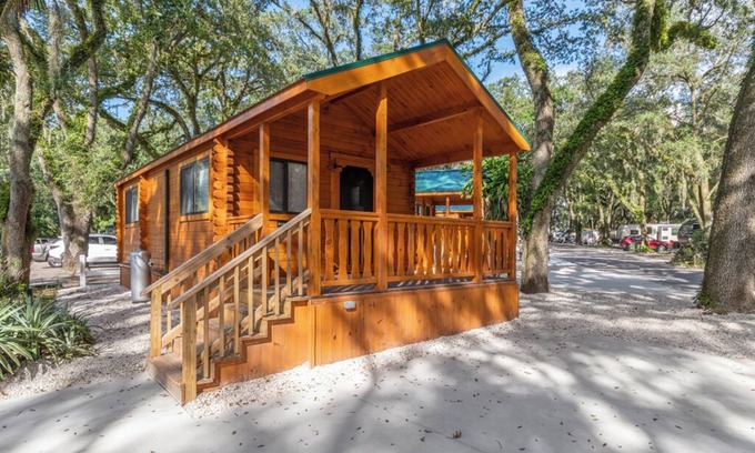 Thonotosassa Cabina | Standard Cabin with Premium Porch - Happy Travelers RV Resort