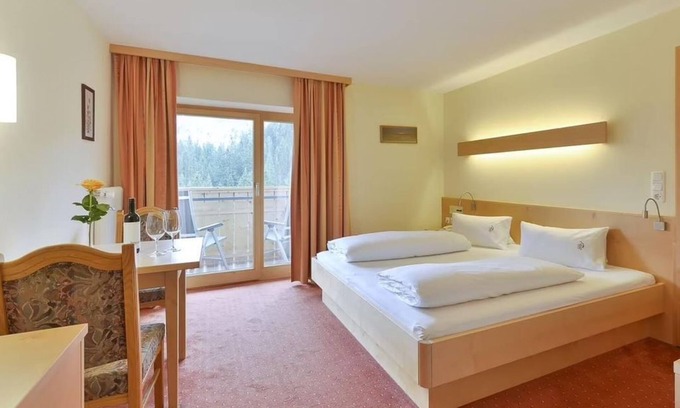 Damuels Casa | Standard double room with half board - Berghotel Madlener