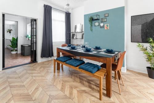 Kirkdale Casa | Stanley House - Air Host & Stay - 4 Bedroom