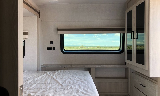 Valle Casa | Stargazing Luxury Solar RV with mountain views! 30 mins to Grand Canyon.