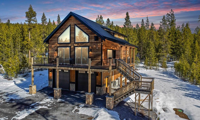 Crescent Chalet De Esquí | Stargazing~LuxuryChalet~MinstoWillamettePass~Theater~Arcade~CraterLake~3KingBeds