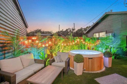 Canyon Lake Casa | Starlight Horizon Cabin R - Hot Tub & Retreat Pet-Friendly Texas Hill Country Cabin Near Canyon Lake - Pool, Stargazing, Private Backyard - Sleeps 4