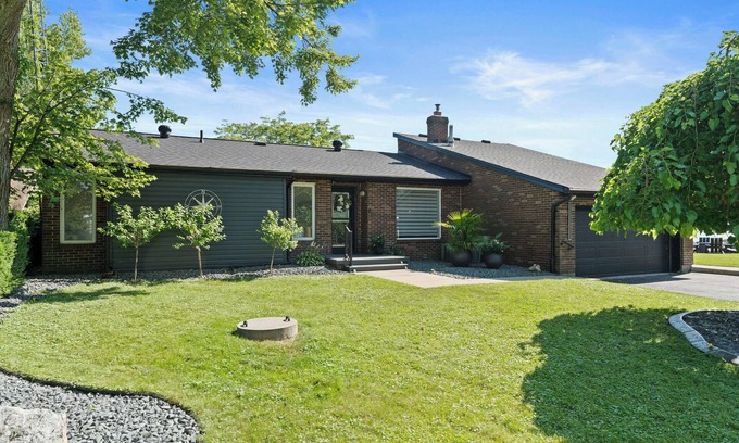 Amherstburg Casa | Start of the EPIC Wine Trail, Harrow on Beautiful Lake Erie