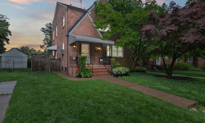 Potomac West Casa | Stately 5BR Historic Retreat CozySuites