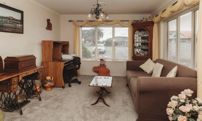 New Plymouth Casa | STAY AT SADDLE ROW - A five minute drive and a fifteen minute walk to the CBD.