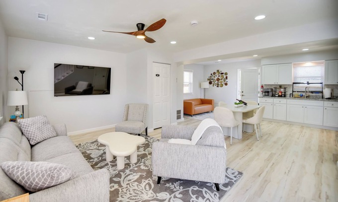 East Ocean View Casa | Stay By the Beach! Norfolk Duplex Half-Mi to Ocean
