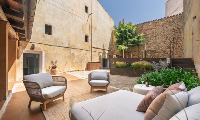 Centro histórico Villa | Stay in a 14th Century House with Pool in Tossa