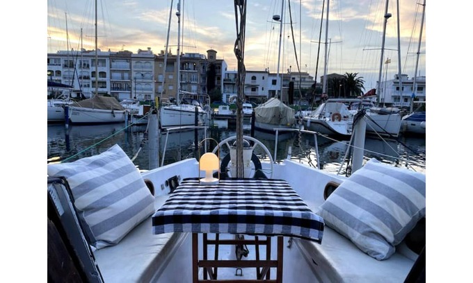 Empuriabrava Alquiler De Eote | Alójate en un bonito velero en la Costa Brava