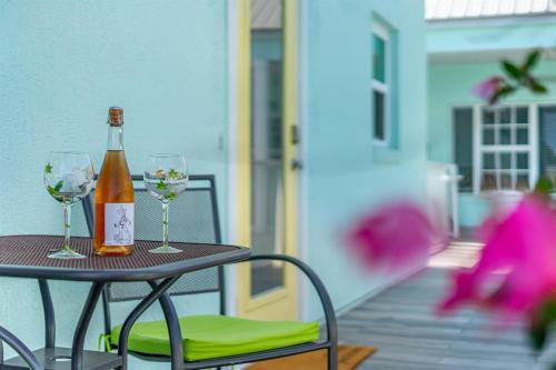 New Smyrna Beach Apartamento | Stay ON Flagler Avenue! Charming Condo with Full Kitchen, Parking and Courtyard!