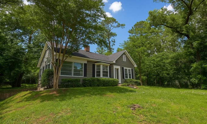 Meridian Casa | Estancia en Magnolia Hill: cabaña de 3 camas en Mississippi con encanto sureño.