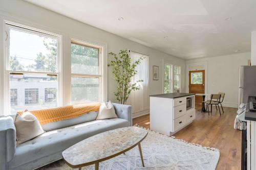 Uptown Apartamento | Stay Portland - NW 23rd - 1BR - Best Location - Historic Beauty
