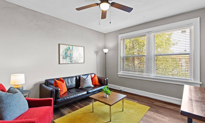 The Southampton Apartamento | Stay STL*Long Term Stays*Private Balcony*Pets