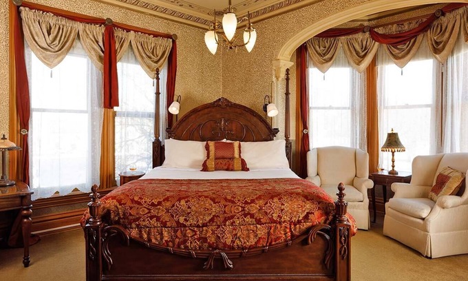Central Business District Cama Y Desayuno | Stay with us and you'll see why we are ranked #1 lodging in Kalamazoo.