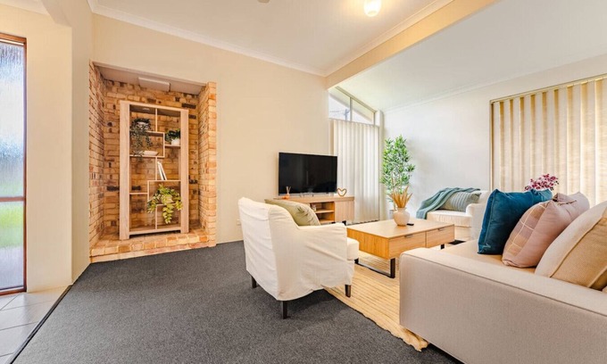Seville Grove Apartamento | StayAU 4BR Family Retreat w/Garden – Near Perth
