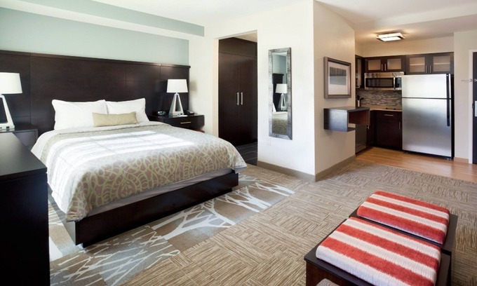 Auburn Hills Apartamento | Piscina cubierta + Wi-Fi gratis, desayuno gratis | Estudio Accesible Auditivo