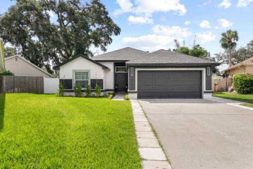 Temple Terrace Casa | Staycation Station-Busch Gardens-Adventure Island-USF-Ampitheater-YBOR