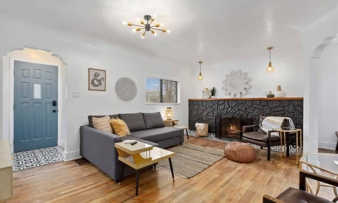 Twin Falls Casa | #StayinMyDistrict Monthly Furnished Tudor