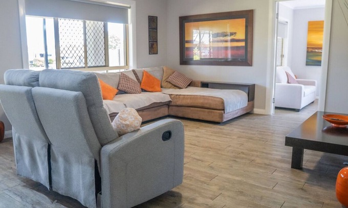 Urraween Casa | Welcome to Stays with Ripley, my beautiful 4bed, 2 bath pet friendly home!