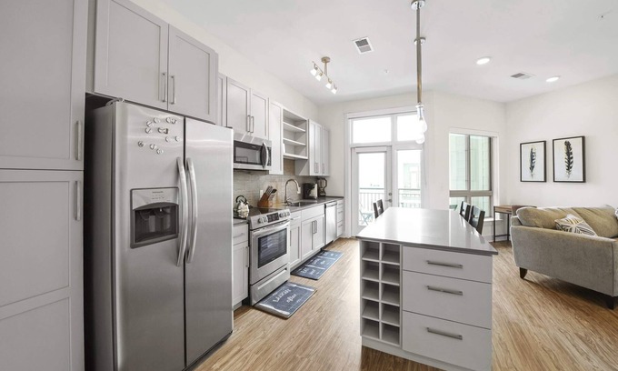 Second Ward Condominio | StaysByWalker Uptown 1BR Gym/Parking/Desk/KingBed