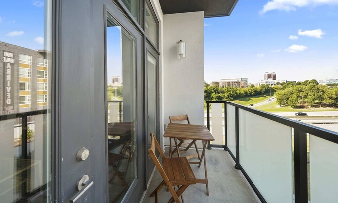 Second Ward Condominio | StaysByWalker Uptown 2BR KingBeds/Gym/Parking/Desk