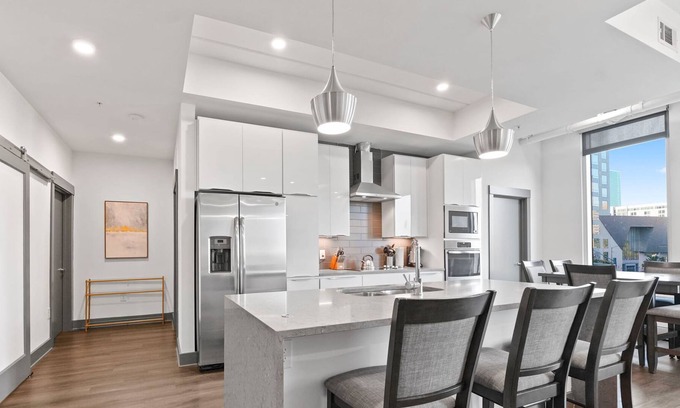 Second Ward Condominio | StaysByWalker Uptown 3BR|Spa/Gym/KingBed/Parking