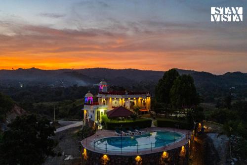 Bedla Villa | StayVista at Samar Fateh Garh with Bonfire, Lawn, AC