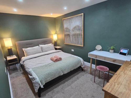 Woking Apartamento | StayZen Apartments - Private Garden & Free Parking Ground Floor Central Woking - Business & Leisure