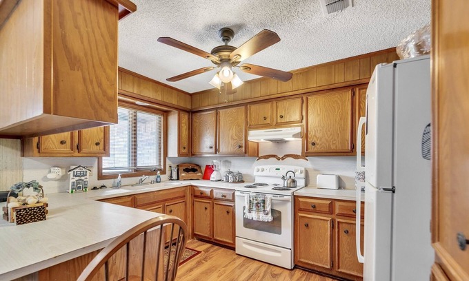 Lubbock Casa | Stead House-3bd/2ba, Ttu, Fall Specials! 3 Bedroom Home by RedAwning