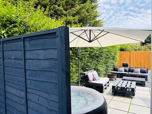 Port Talbot Casa | Steel Town Lodge - Comfy Home in Port Talbot with Hot Tub & Dart Board