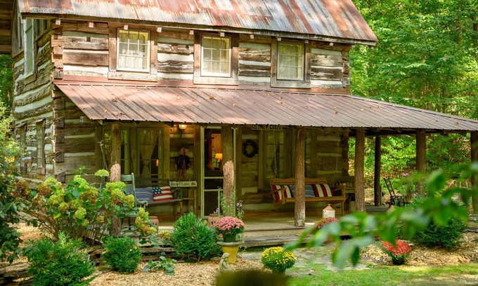 Gnaw Bone Cabina | Step back in time with the simplicity of country living.